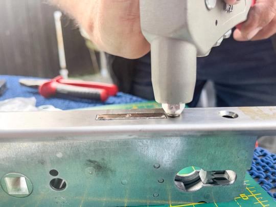 Reparatur einer defekten Mehrfachverriegelung in der Werkstatt